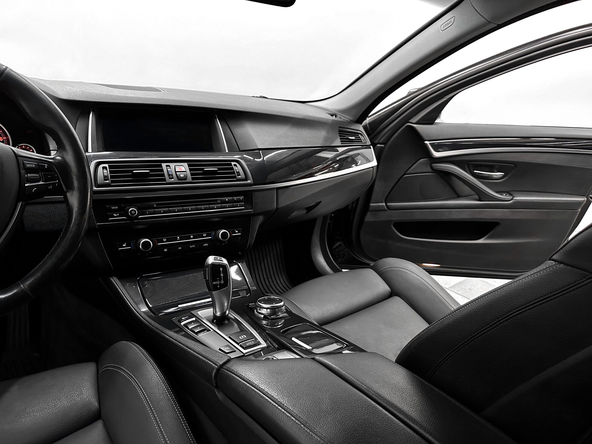 BMW 5 серии, VI (F10/F11/F07) Рестайлинг 520i 2.0 AT (184 л.с.)