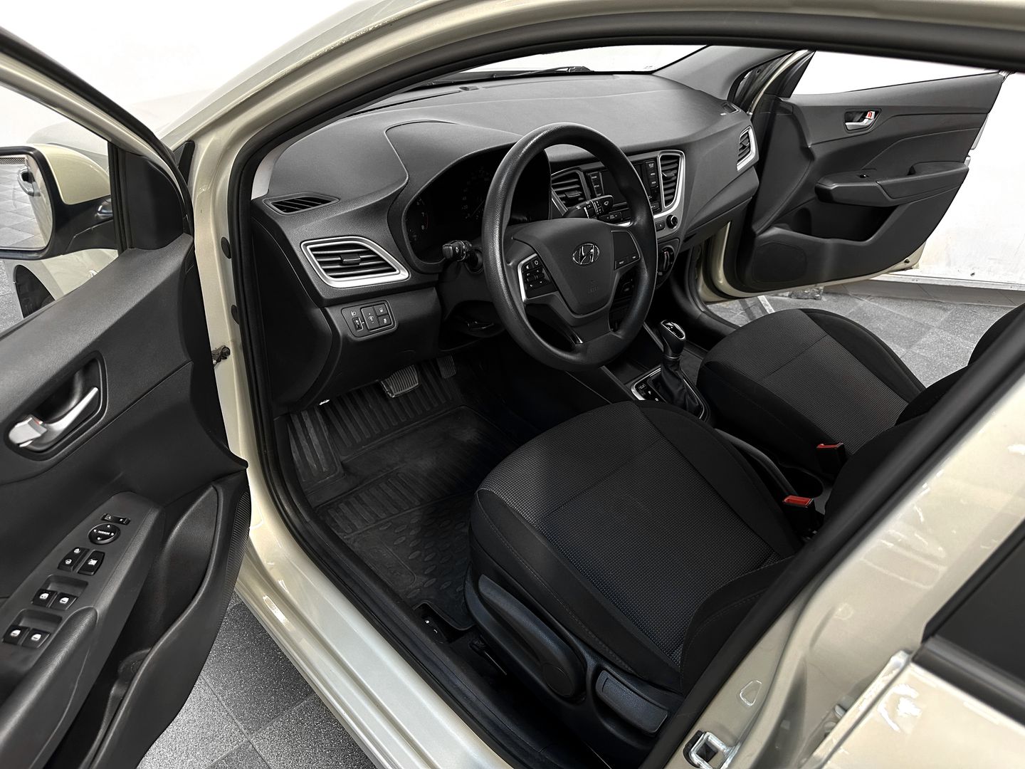 Hyundai Solaris, II 1.6 AT (123 л.с.)