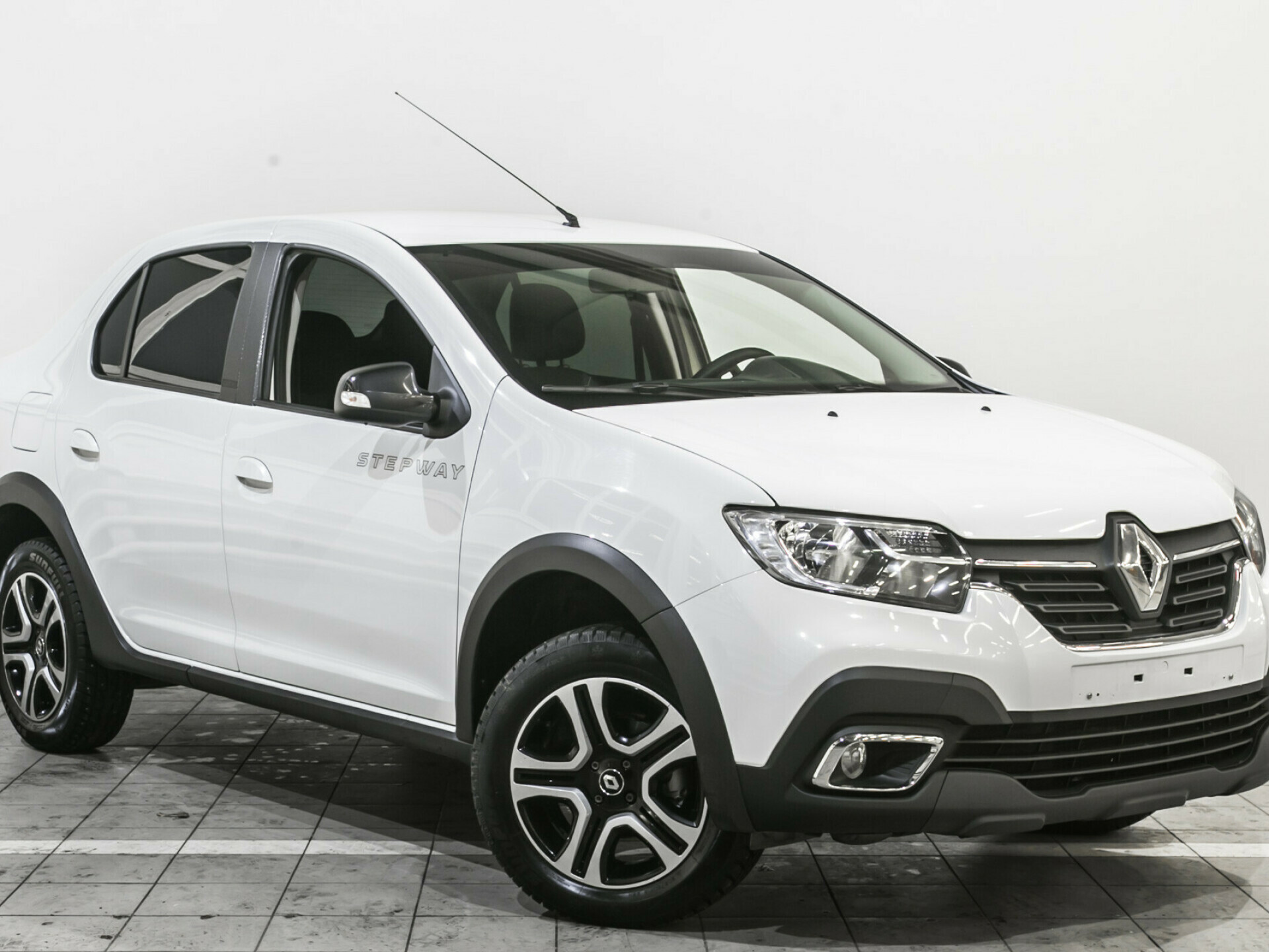 Renault Logan, II Рестайлинг Stepway 1.6 CVT (113 л.с.)