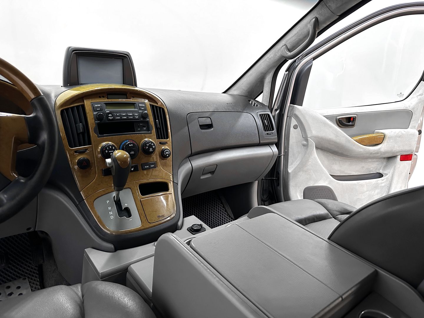 Hyundai Grand Starex, I 2.5d AT (145 л.с.)