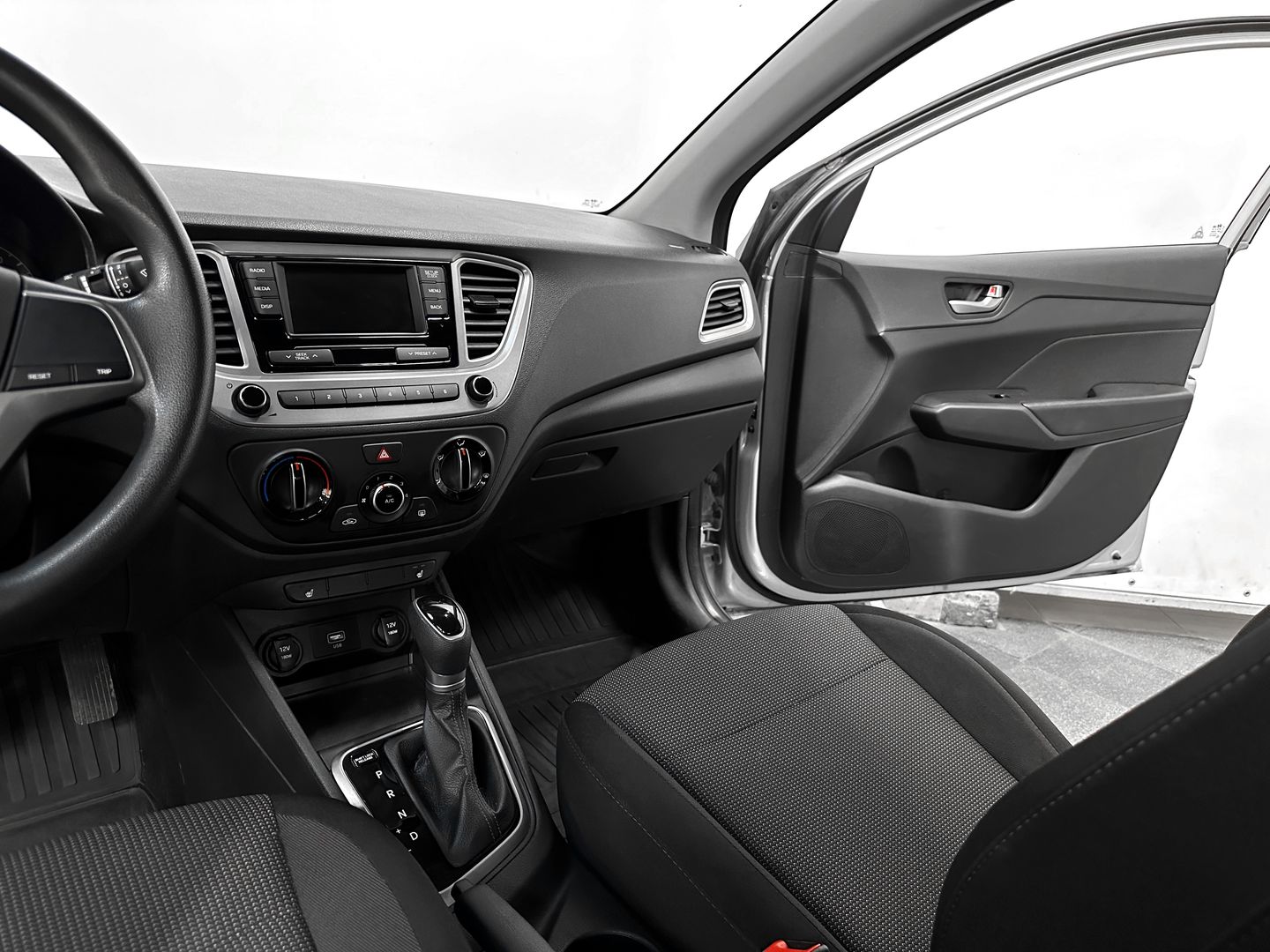 Hyundai Solaris, II 1.6 AT (123 л.с.)