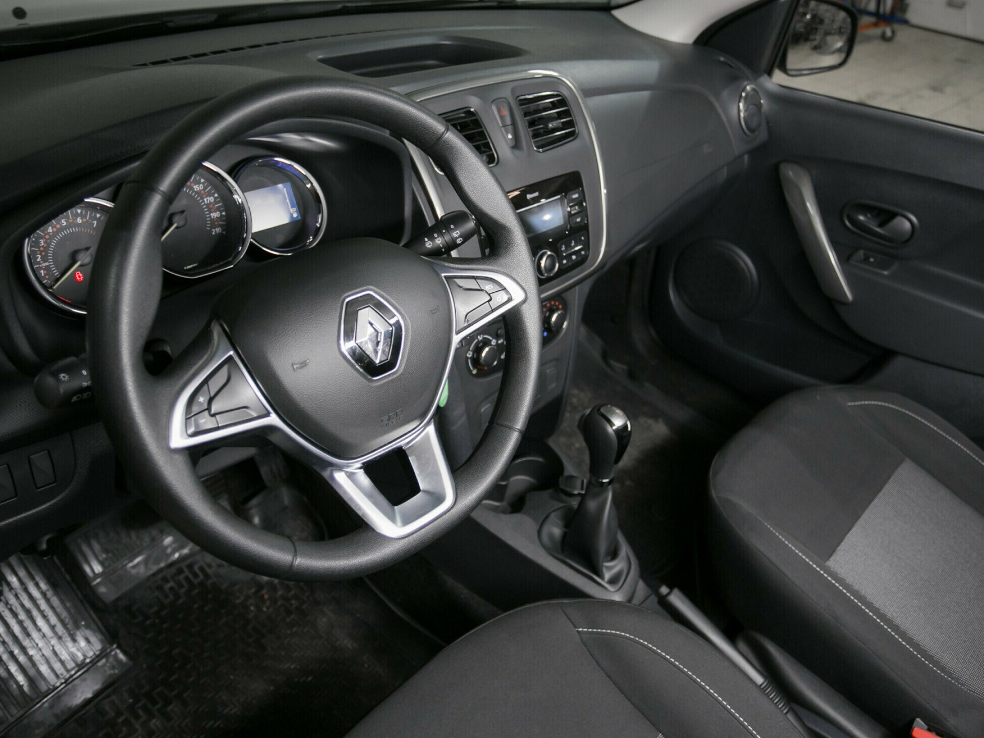 Renault Sandero, II Рестайлинг 1.6 AT (102 л.с.)