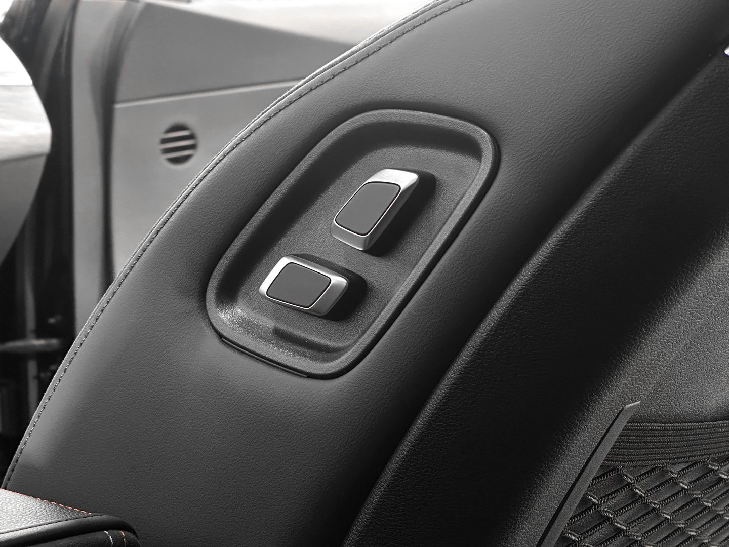Geely Tugella, I Рестайлинг 2.0 AT (238 л.с.) 4WD