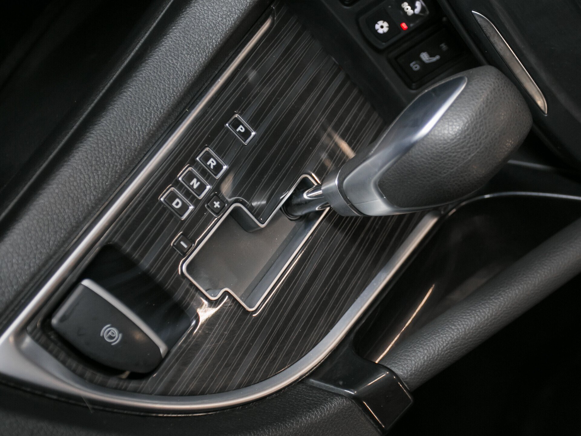 Dongfeng AX7, I 2.0 AT (140 л.с.)